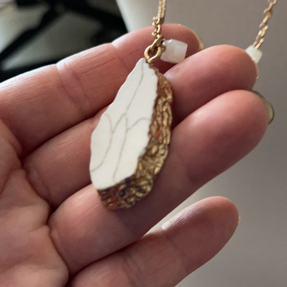Beautiful white stone with gold tone necklace - Picture 7 of 7